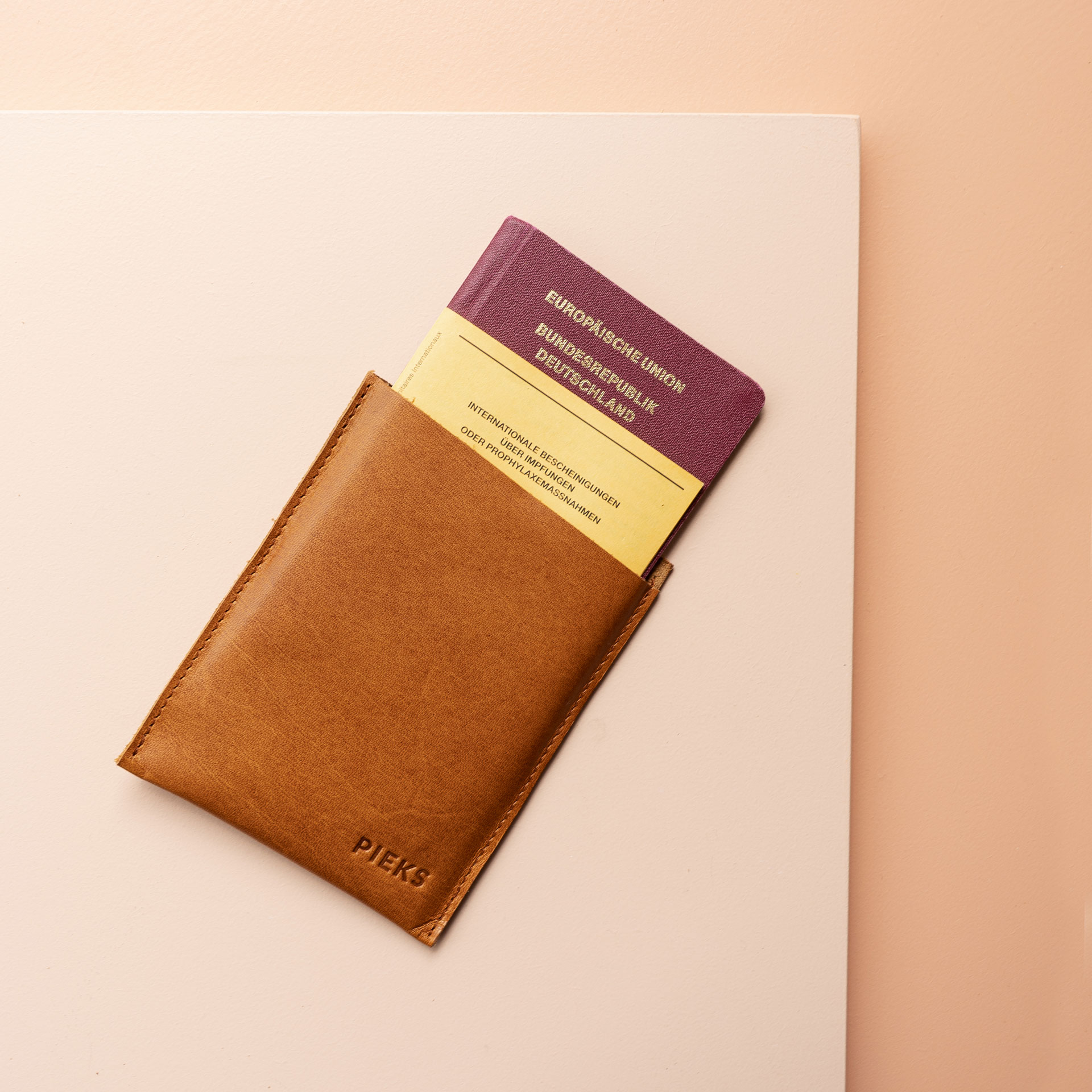 Impfpasshülle PIK in Cognac geölt mit individueller Prägung und Platz für Impfpass und Reisepass