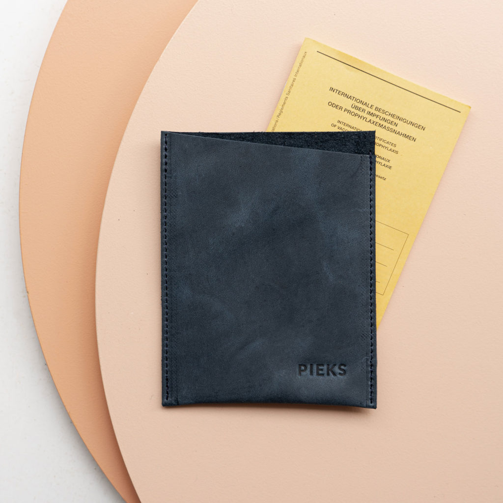 Impfpasshülle PIK aus nachhaltigem Naturleder in Dunkelblau mit individueller Prägung
