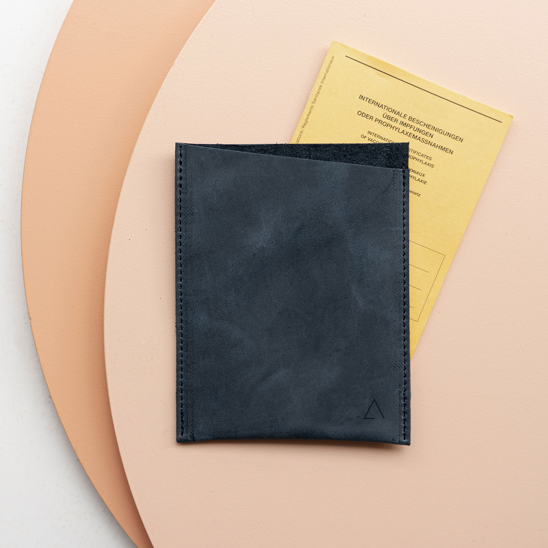 Impfpasshülle PIK aus nachhaltigem Naturleder in Dunkelblau mit dezenter Logoprägung
