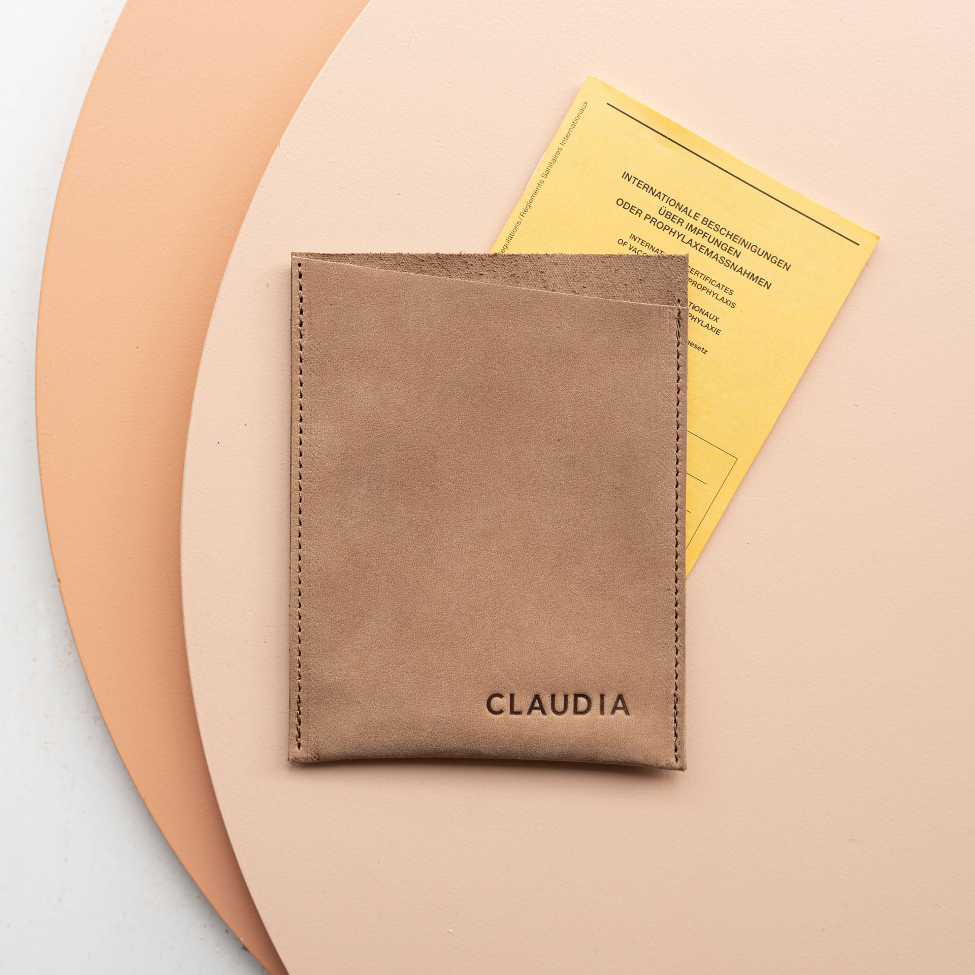 Impfpasshülle PIK aus nachhaltigem Naturleder in Hellbraun mit individueller Prägung