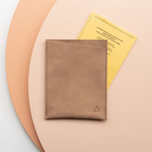 Impfpasshülle PIK aus nachhaltigem Naturleder in Hellbraun mit schlichter Logoprägung