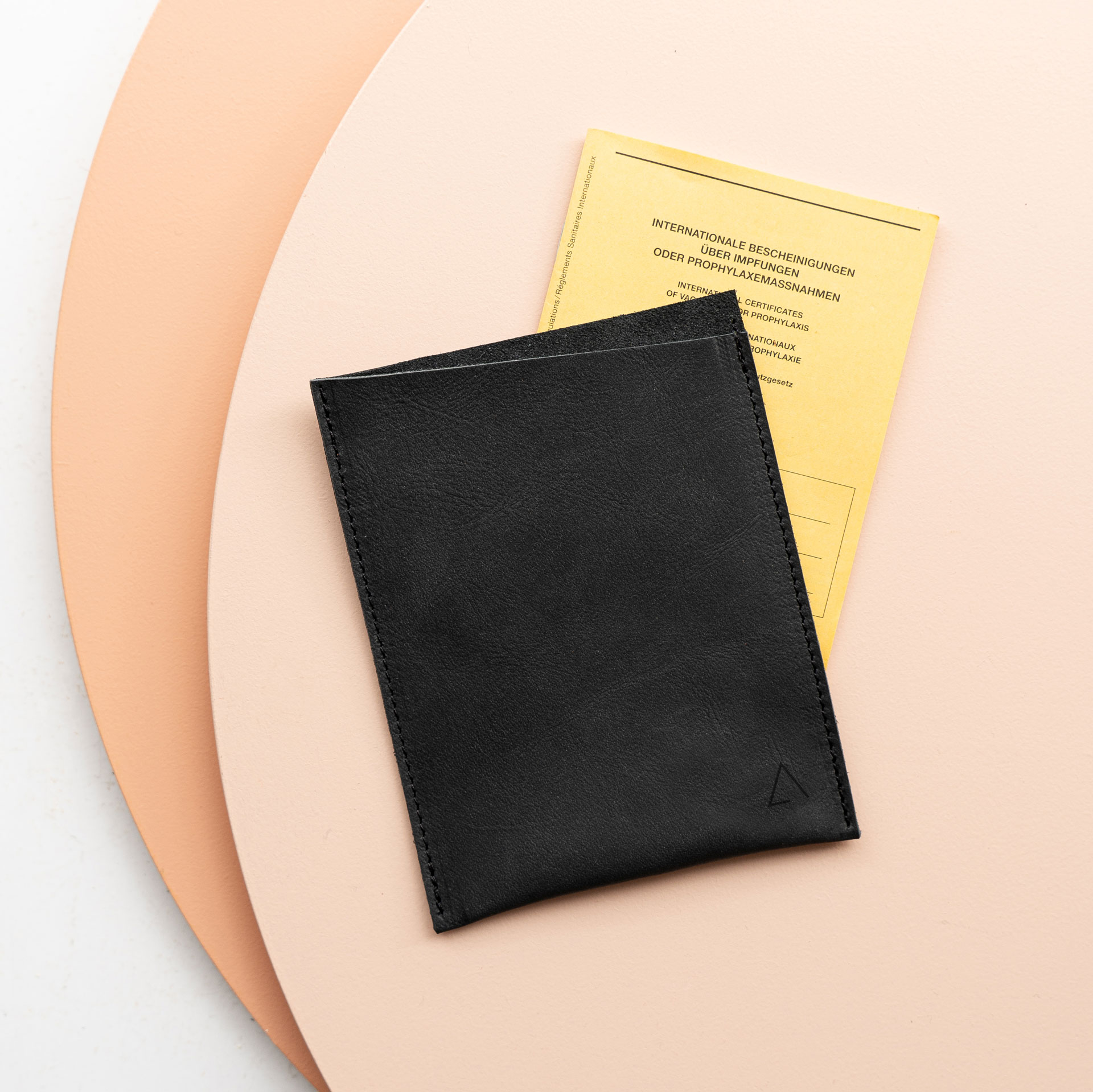 Impfpasshülle PIK aus nachhaltigem Naturleder in Kohle mit dezenter Logoprägung