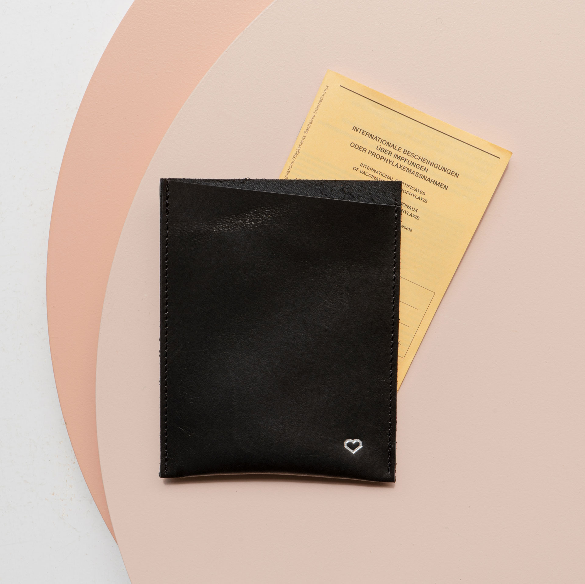 Impfpasshülle PIK aus nachhaltigem Naturleder in Schwarz geölt mit individueller Prägung in Silber