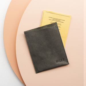 Impfpasshülle PIK aus nachhaltigem Naturleder in Steingrau mit individueller Prägung