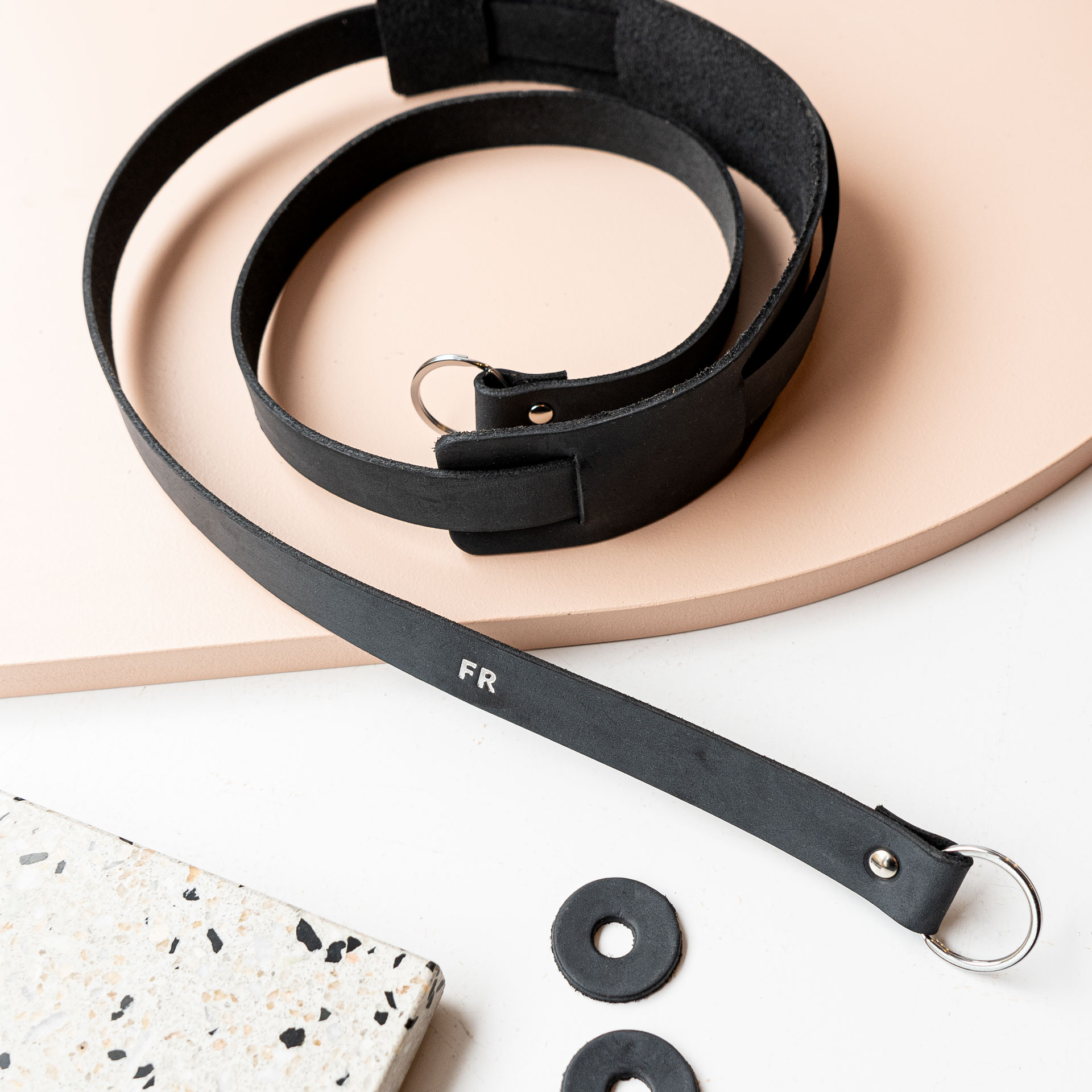 Kameragurt HAN in der Farbe Kohle mit Prägung in Silber.