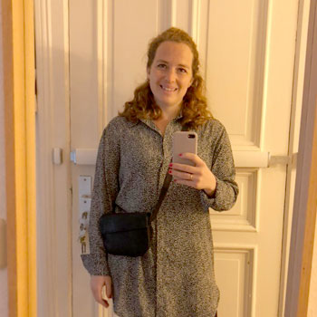 Julia hat sich eine Crossbody Bag TEA in der Farbe kohle bestellt.