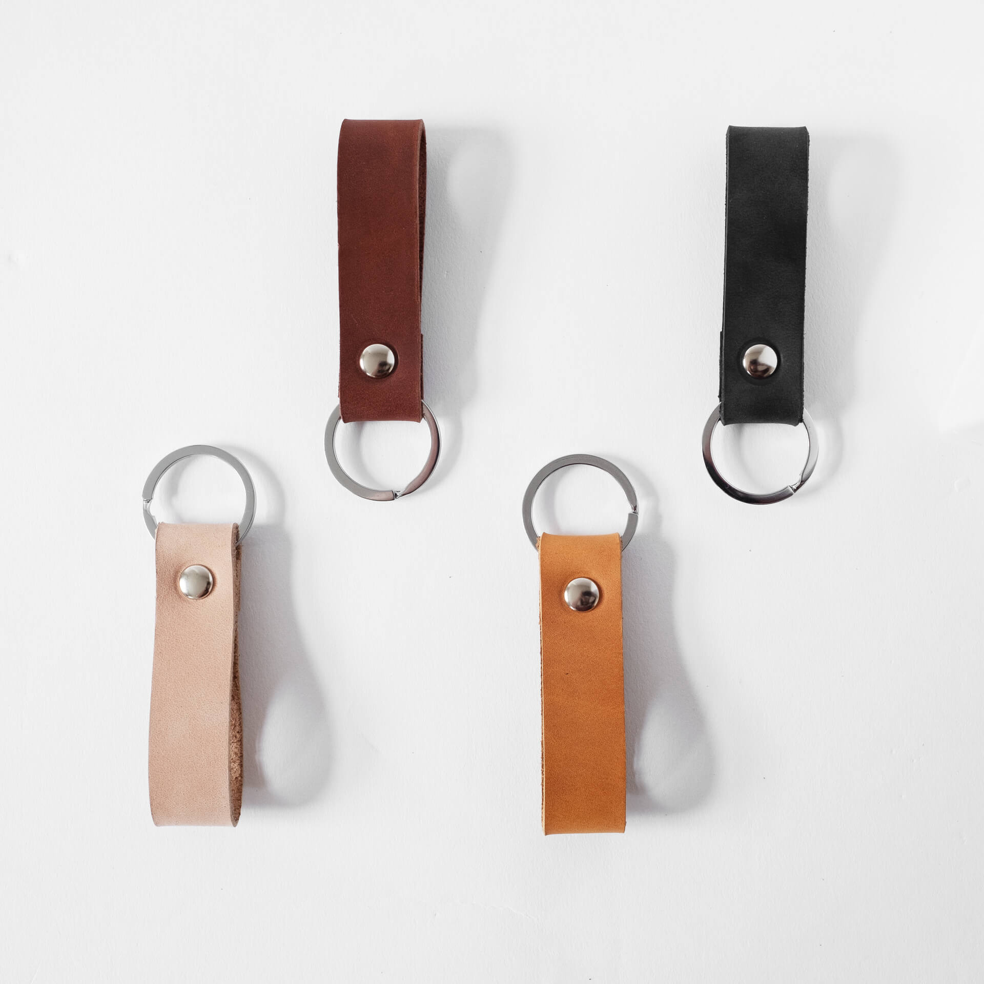 Schlüsselbänder LOC Small in den Farben Kohle, Dunkelbraun, Cognac und Hellbraun.