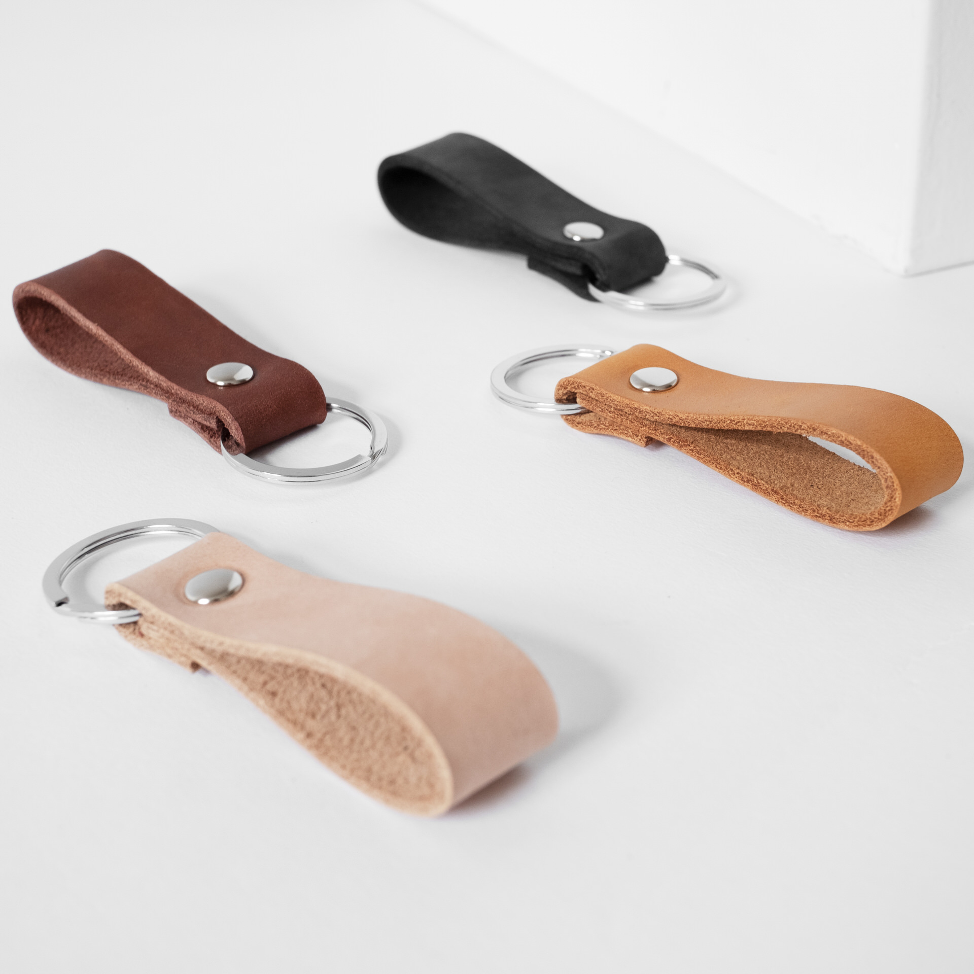 Schlüsselbänder LOC Small in den Farben Kohle, Dunkelbraun, Cognac und Hellbraun.