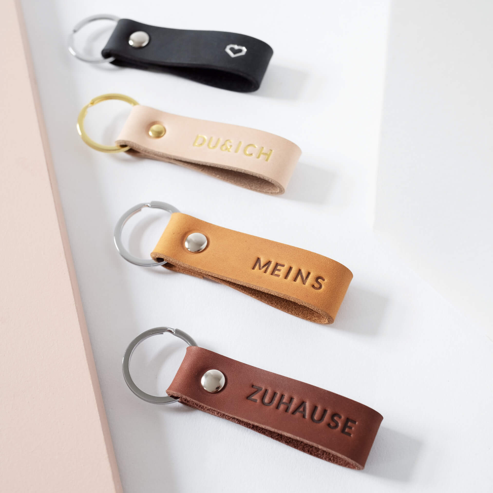 Schlüsselbänder LOC Small in den Farben Kohle, Dunkelbraun, Cognac und Hellbraun mit Prägungen in Natur.