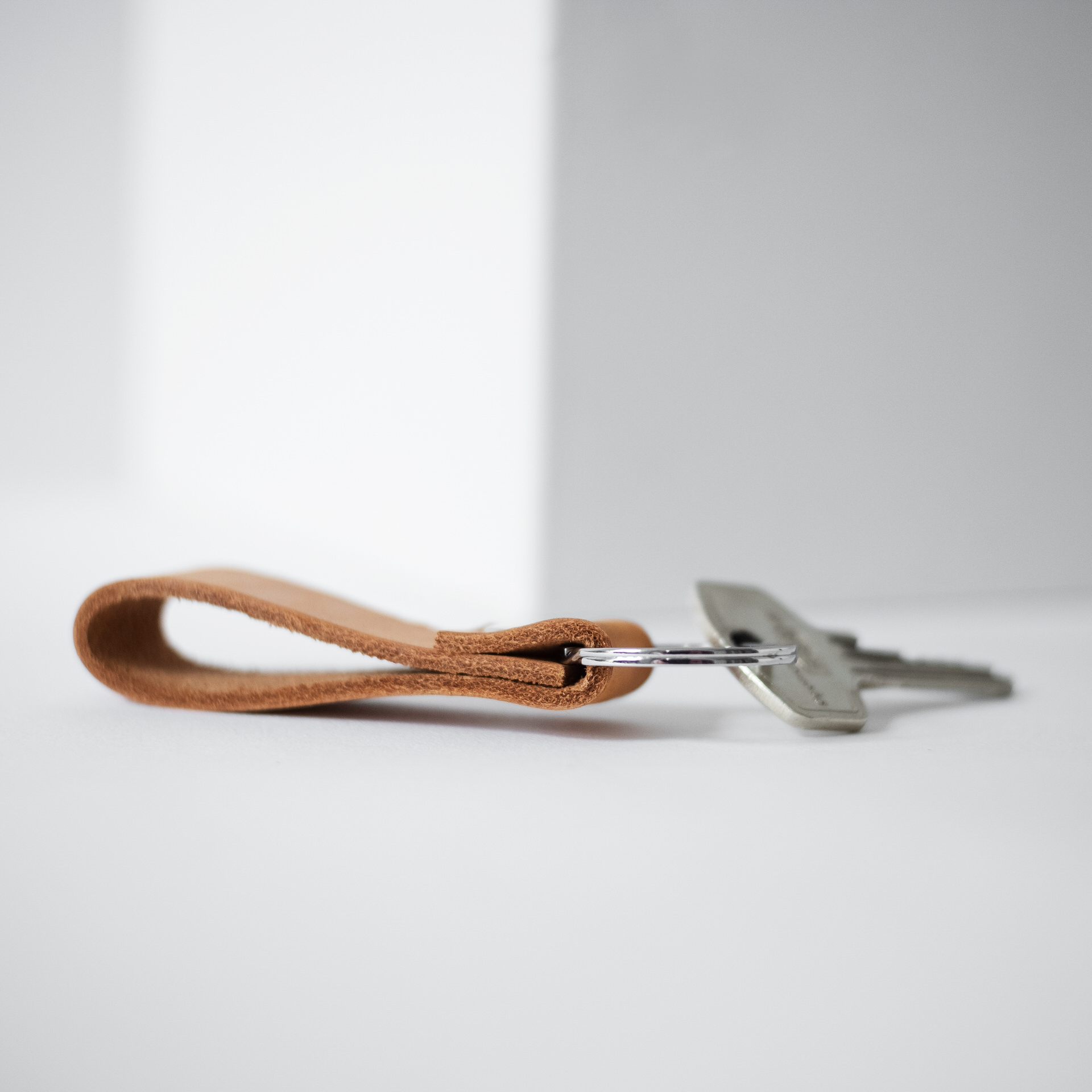 Schlüsselband LOC Small in der Farbe Cognac.