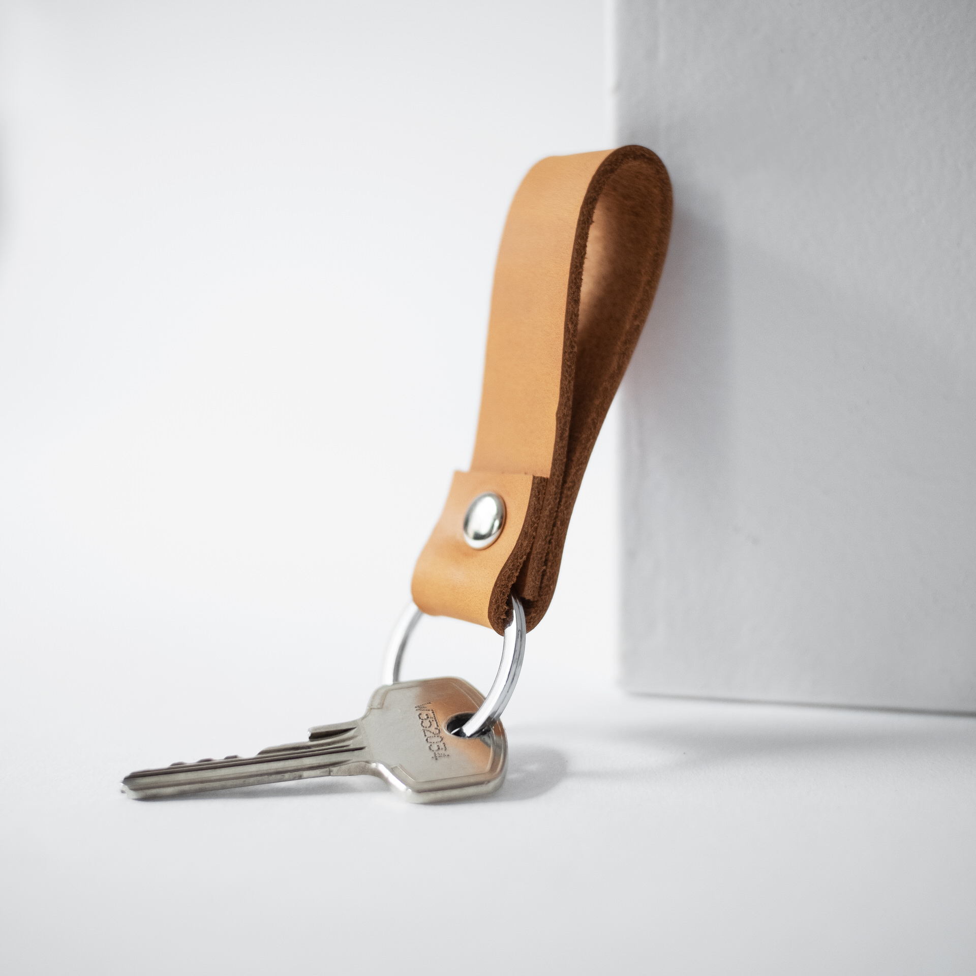 Schlüsselband LOC Small in der Farbe Cognac.