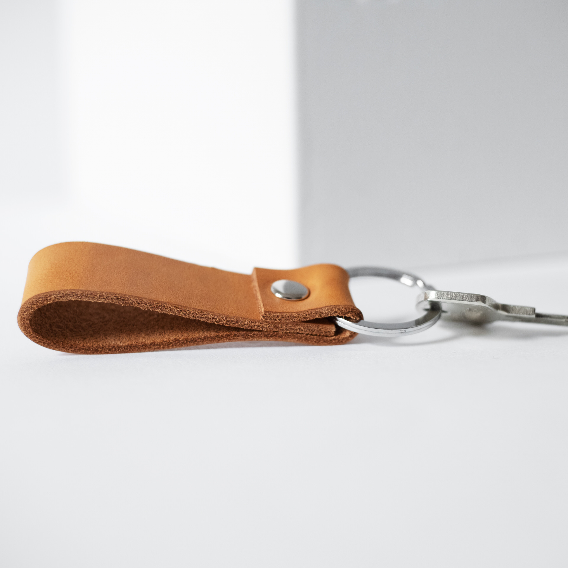 Schlüsselband LOC Small in der Farbe Cognac.