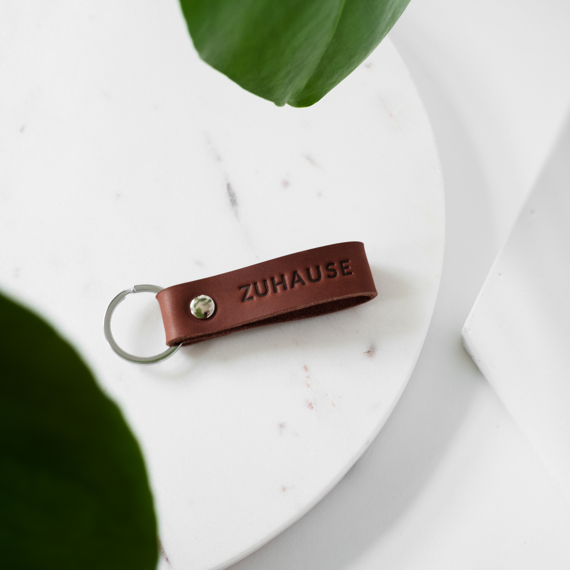 Schlüsselband LOC Small in der Farbe Dunkelbraun mit der Prägung 