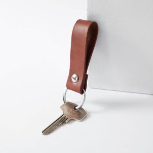Schlüsselband LOC Small in der Farbe Dunkelbraun.
