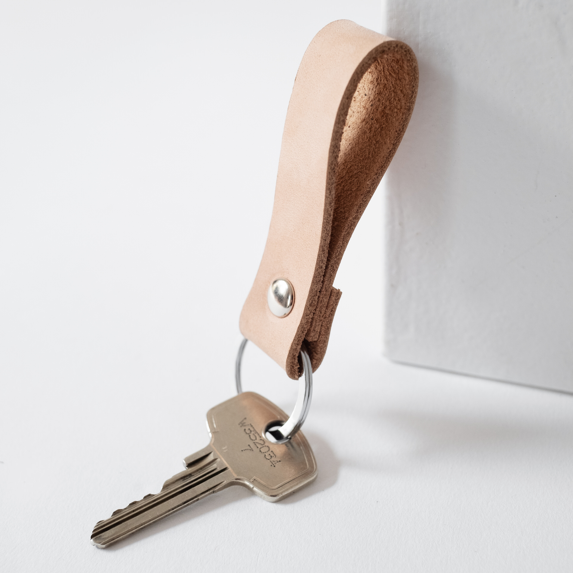 Schlüsselband LOC Small in der Farbe Hellbraun.