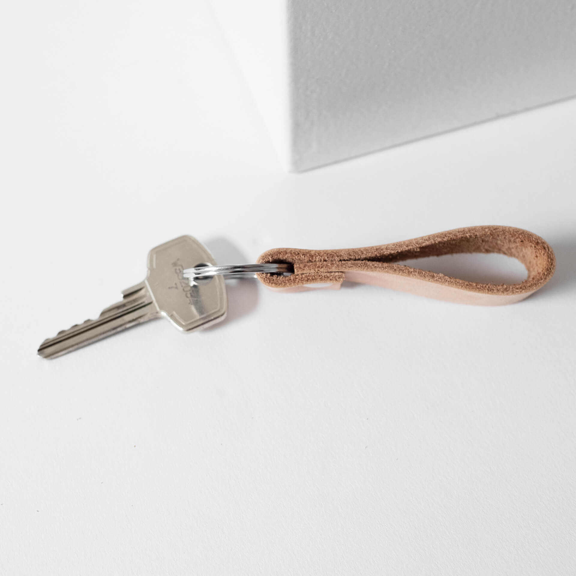 Schlüsselband LOC Small in der Farbe Hellbraun.