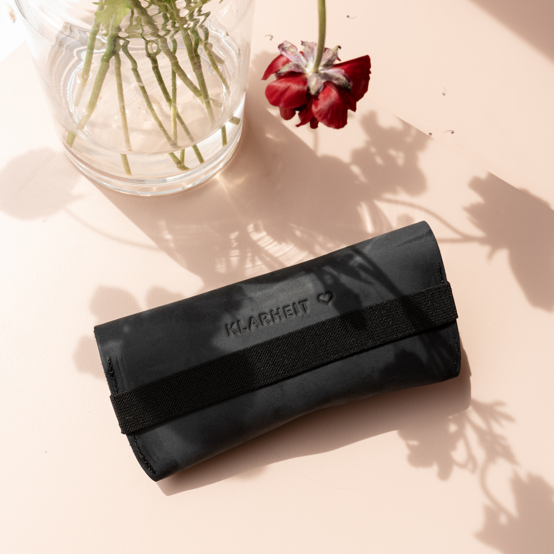 Brillenetui LUK in Kohle mit schwarzem Verschlussband Rückseite mit individueller Prägung Klarheit