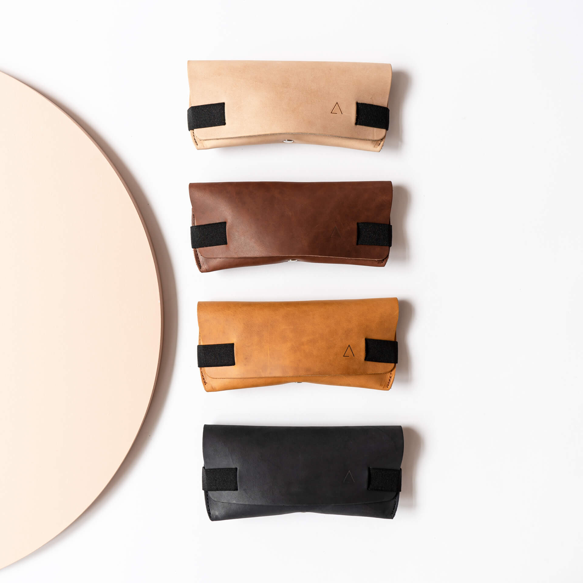 Brillenetui LUK aus nachhaltigem Naturleder in Hellbraun, Dunkelbraun, Cognac und Kohle mit schwarzem Verschlussband von vorn