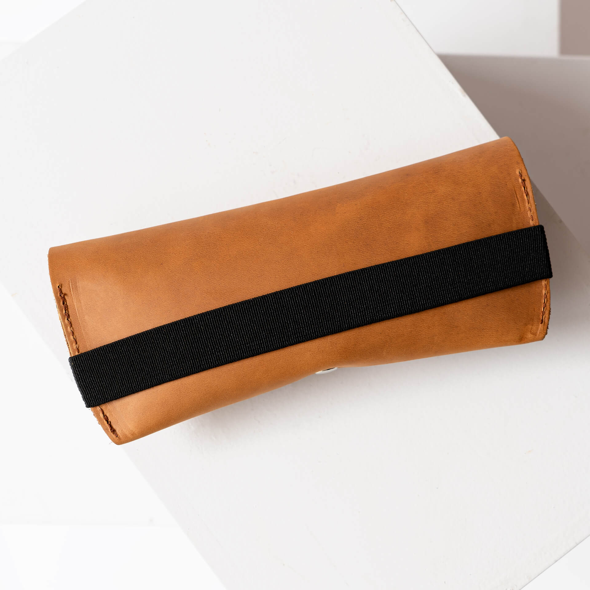 Brillenetui LUK aus nachhaltigem Naturleder in Cognac mit schwarzem Verschlussband Rückseite ohne Prägung