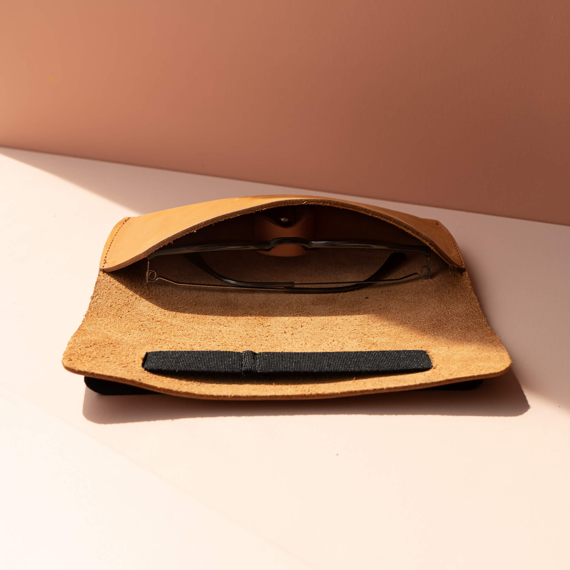 Brillenetui LUK aus nachhaltigem Naturleder in Cognac mit schwarzem Verschlussband von innen mit Brille