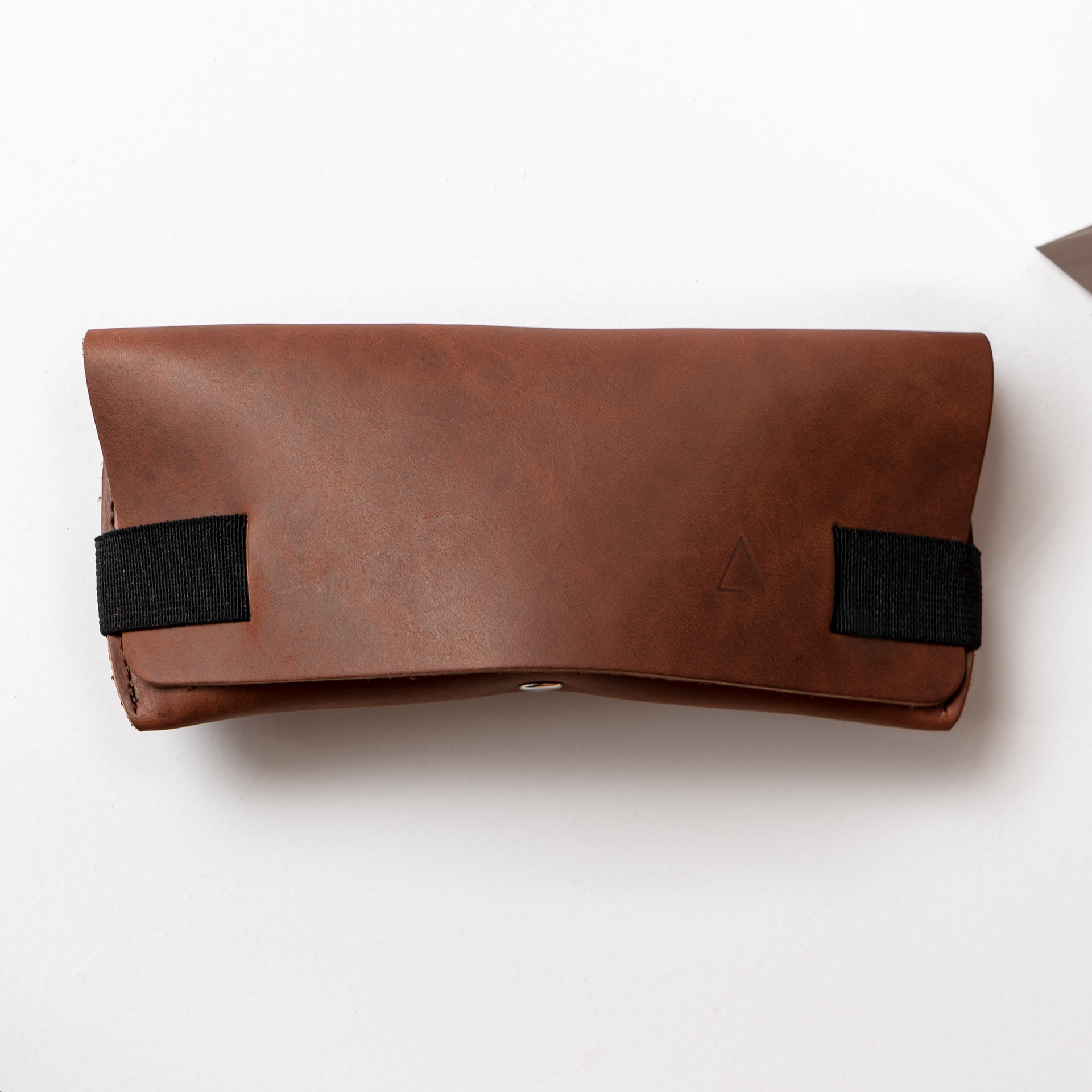 Brillenetui LUK aus nachhaltigem Naturleder in Dunkelbraun mit schwarzem Verschlussband Vorderseite