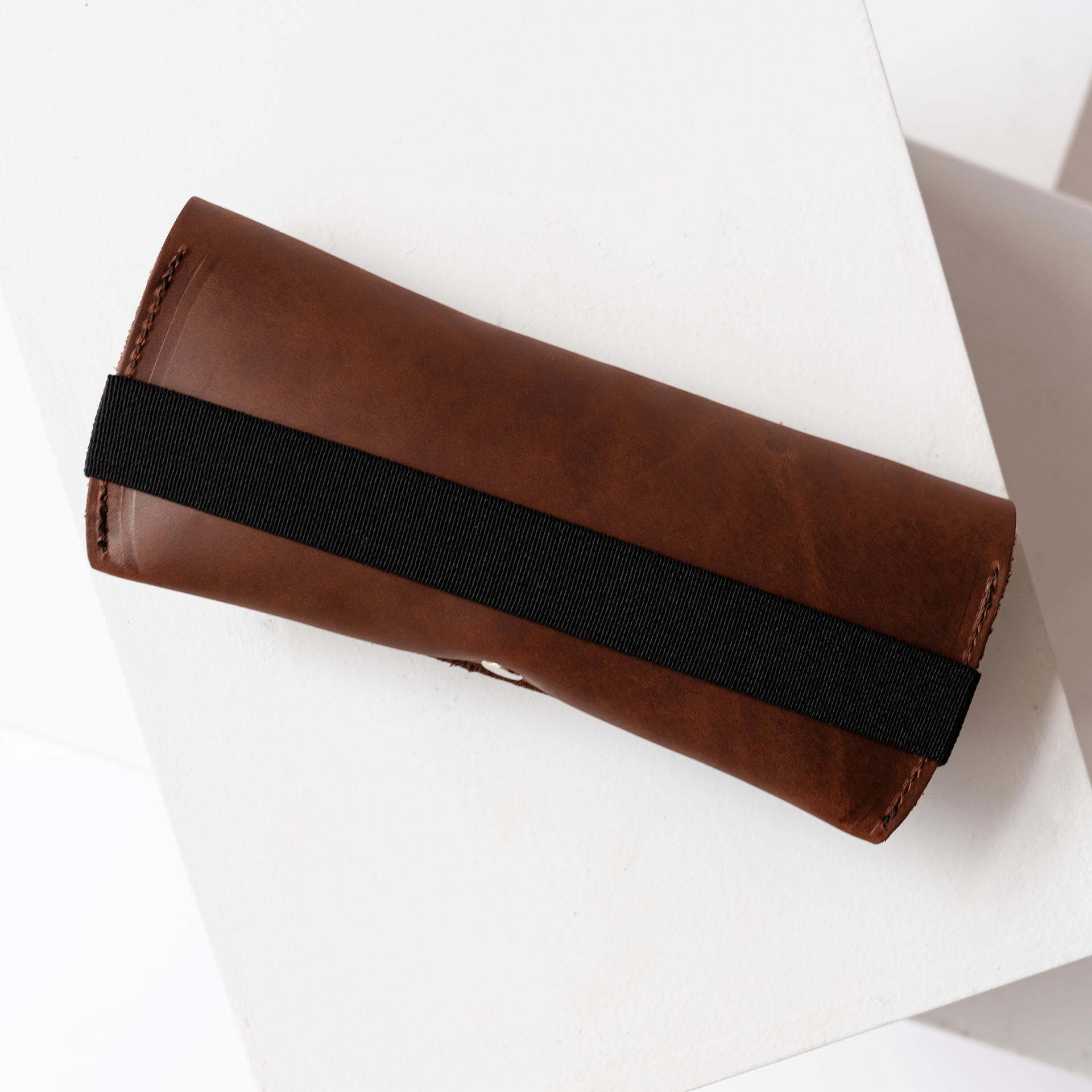 Brillenetui LUK in Dunkelbraun mit schwarzem Verschlussband Rückseite ohne Prägung