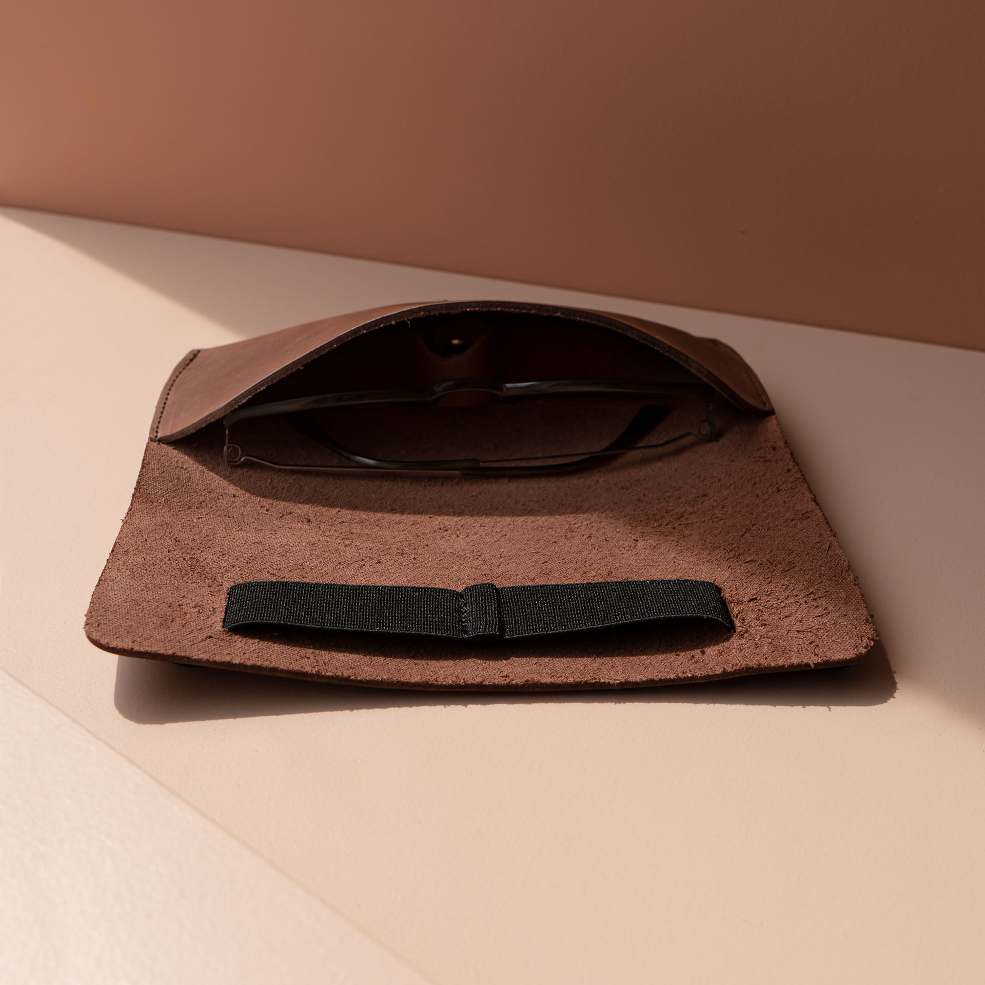 Brillenetui LUK in Dunkelbraun mit schwarzem Verschlussband Innenansicht mit Brille