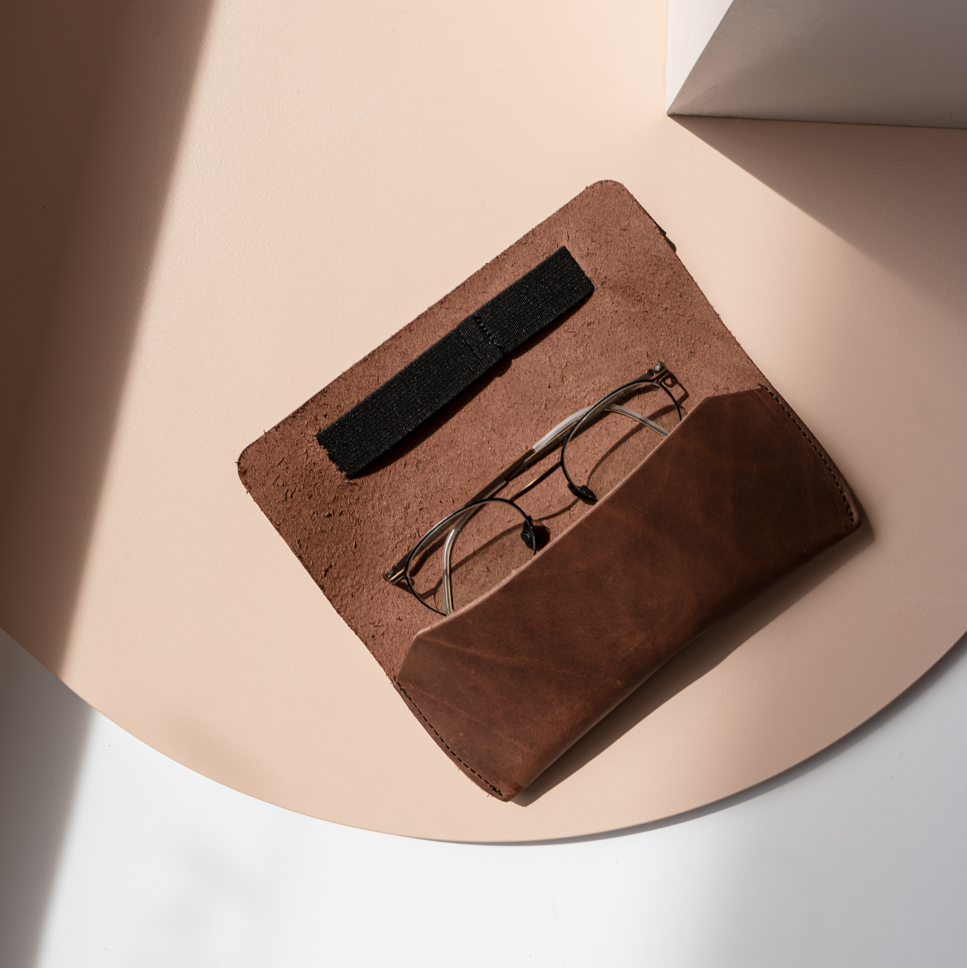 Brillenetui LUK aus Naturleder in Dunkelbraun mit schwarzem Verschlussband aufgeklappt