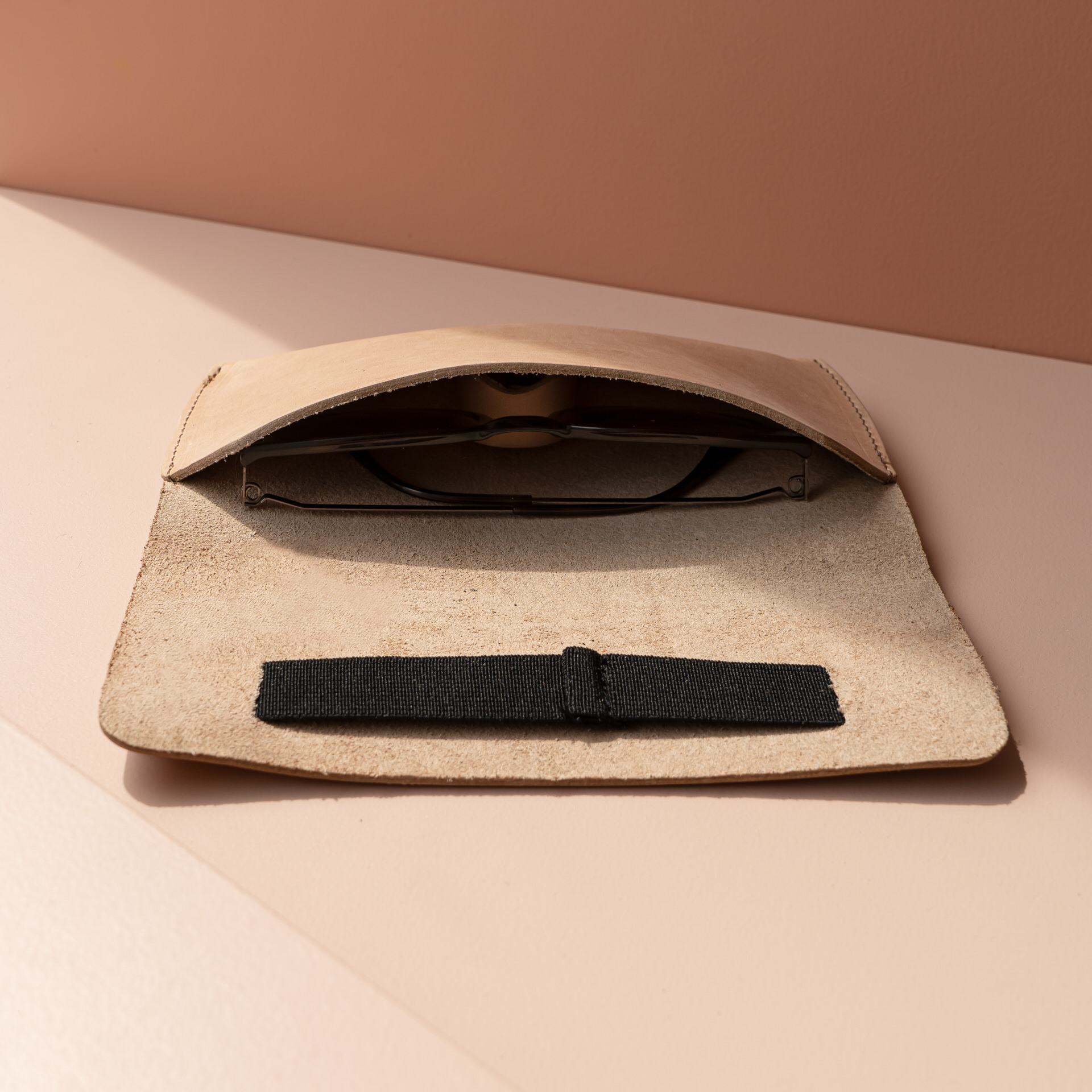 Brillenetui LUK in Hellbraun mit schwarzem Verschlussband Innenansicht mit Brille