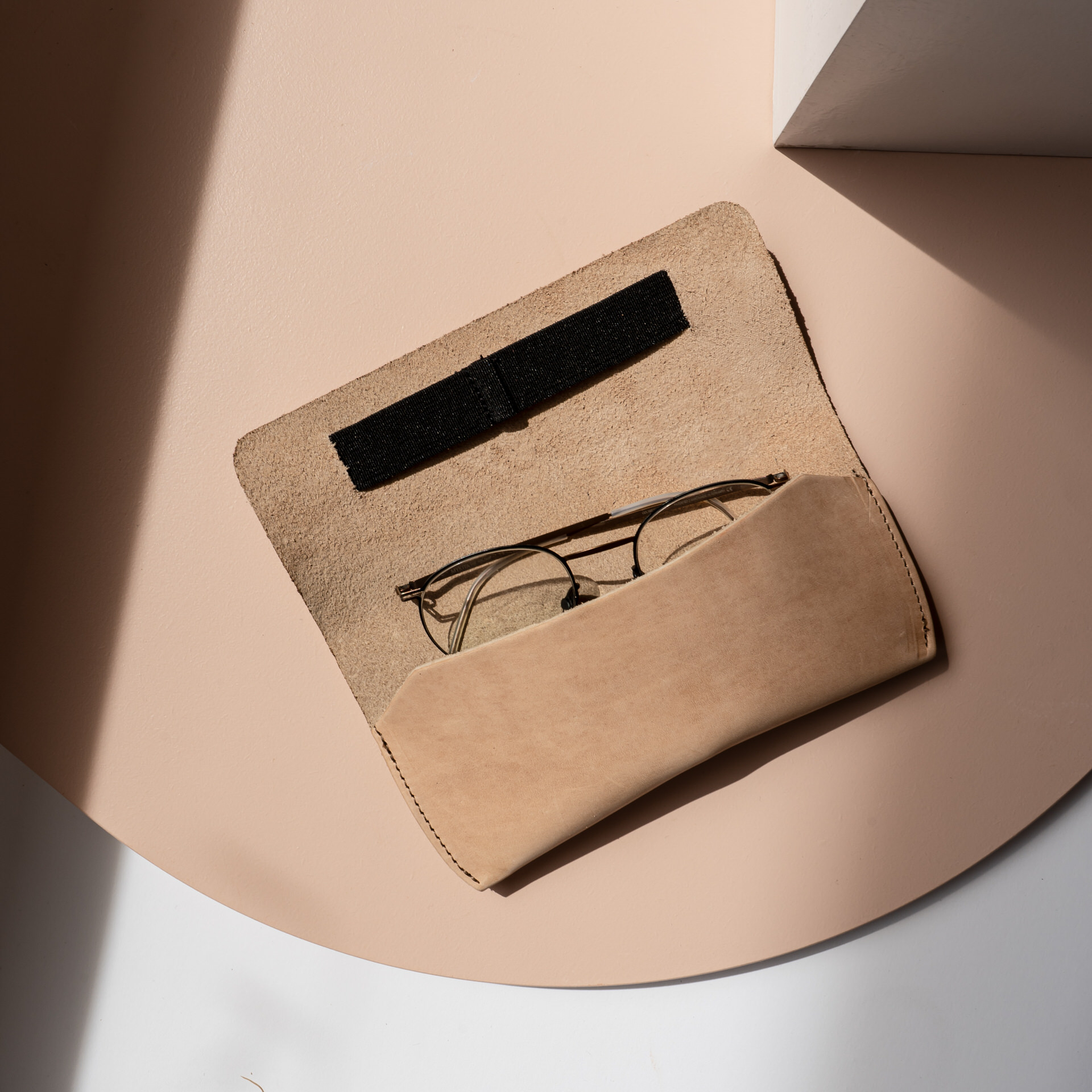 Brillenetui LUK in Hellbraun mit schwarzem Verschlussband aufgeklappt