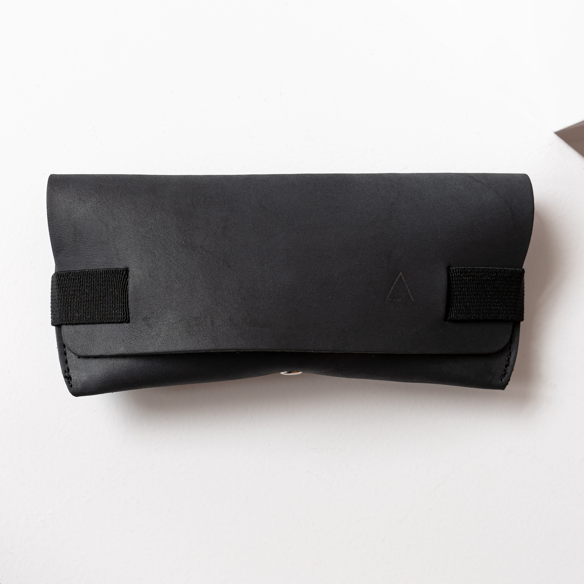 Brillenetui LUK in Kohle mit schwarzen Verschlussband von vorn