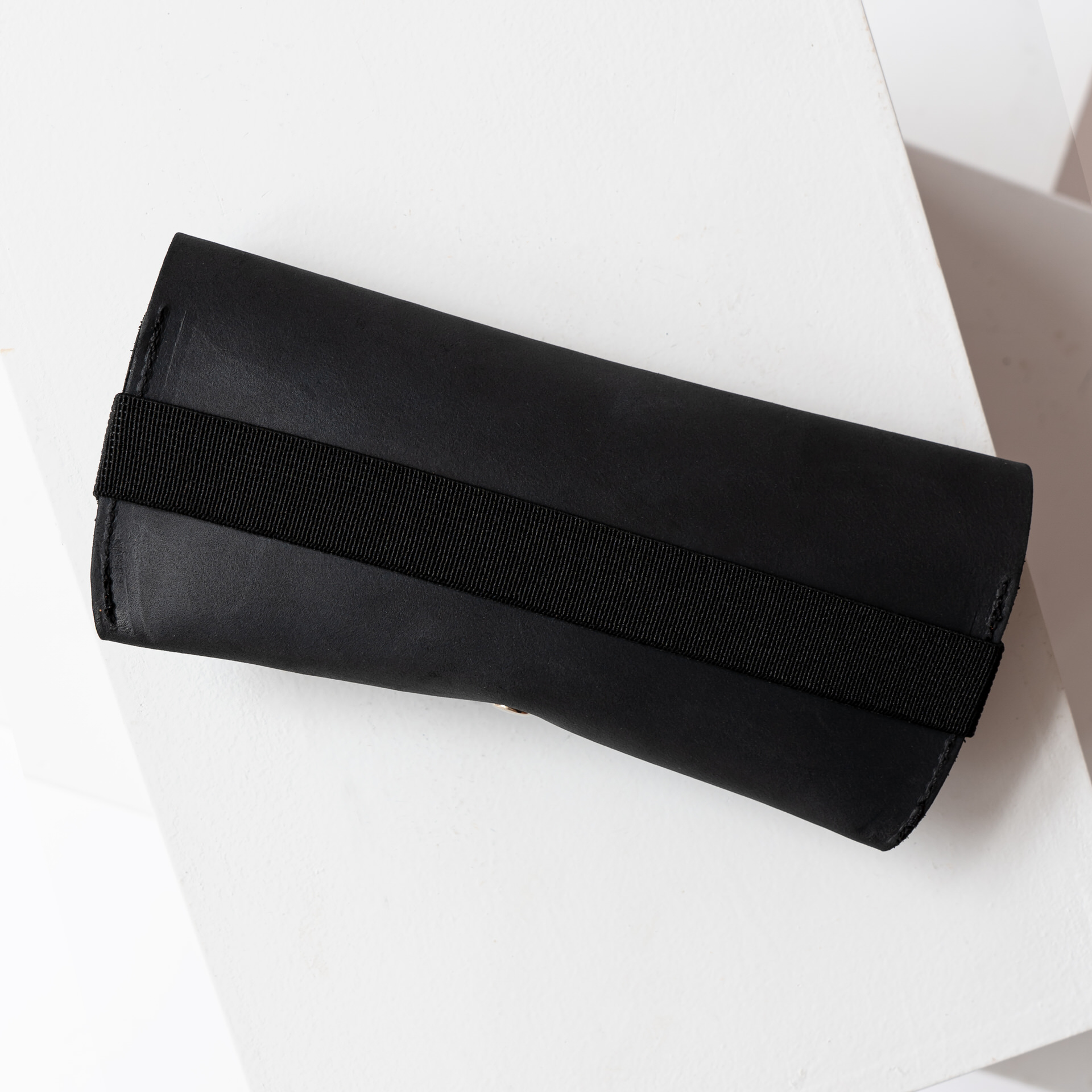 Brillenetui LUK in Kohle mit schwarzem Verschlussband Rückseite ohne Prägung