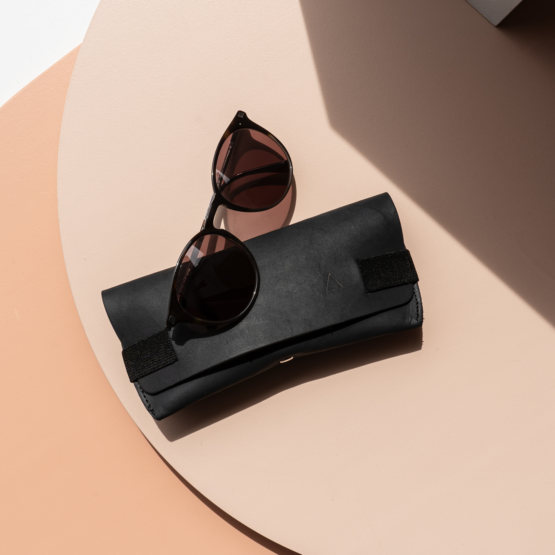 Brillenetui LUK in Kohle mit schwarzem Verschlussband von vorn mit Logoprägung