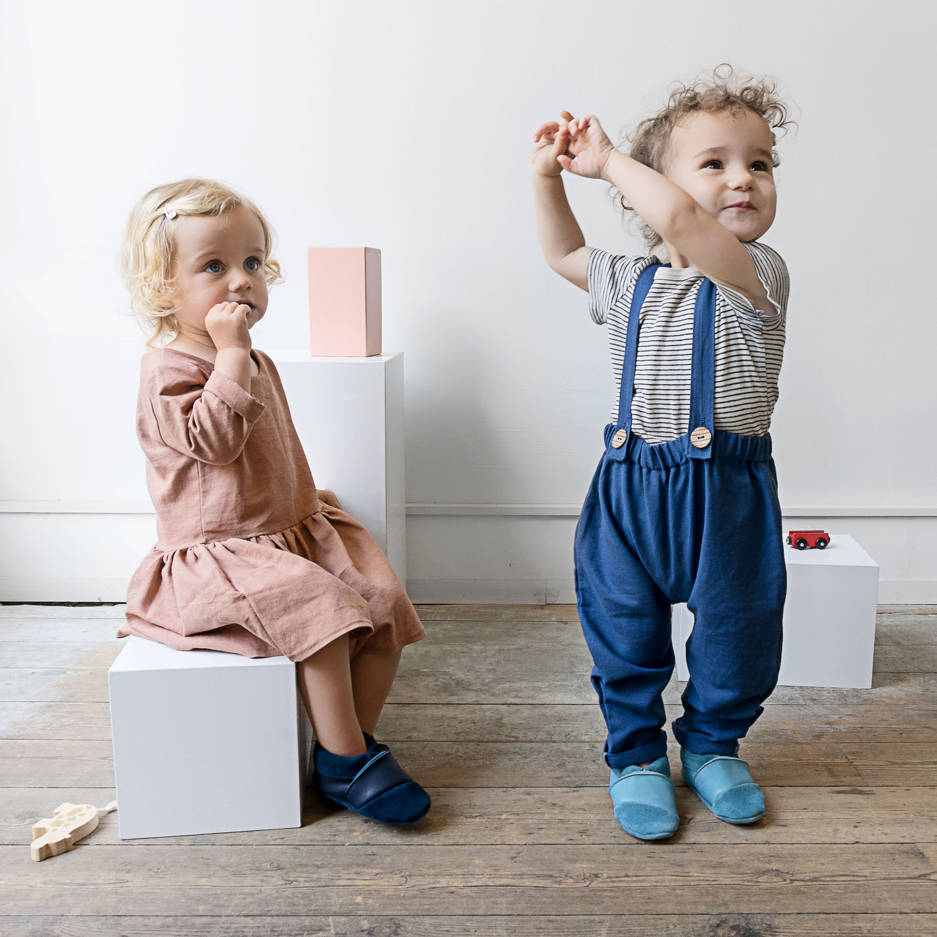 Lauflernschuhe MOQ aus dunkelblauem und hellblauem Naturleder für Mädchen und Jungen