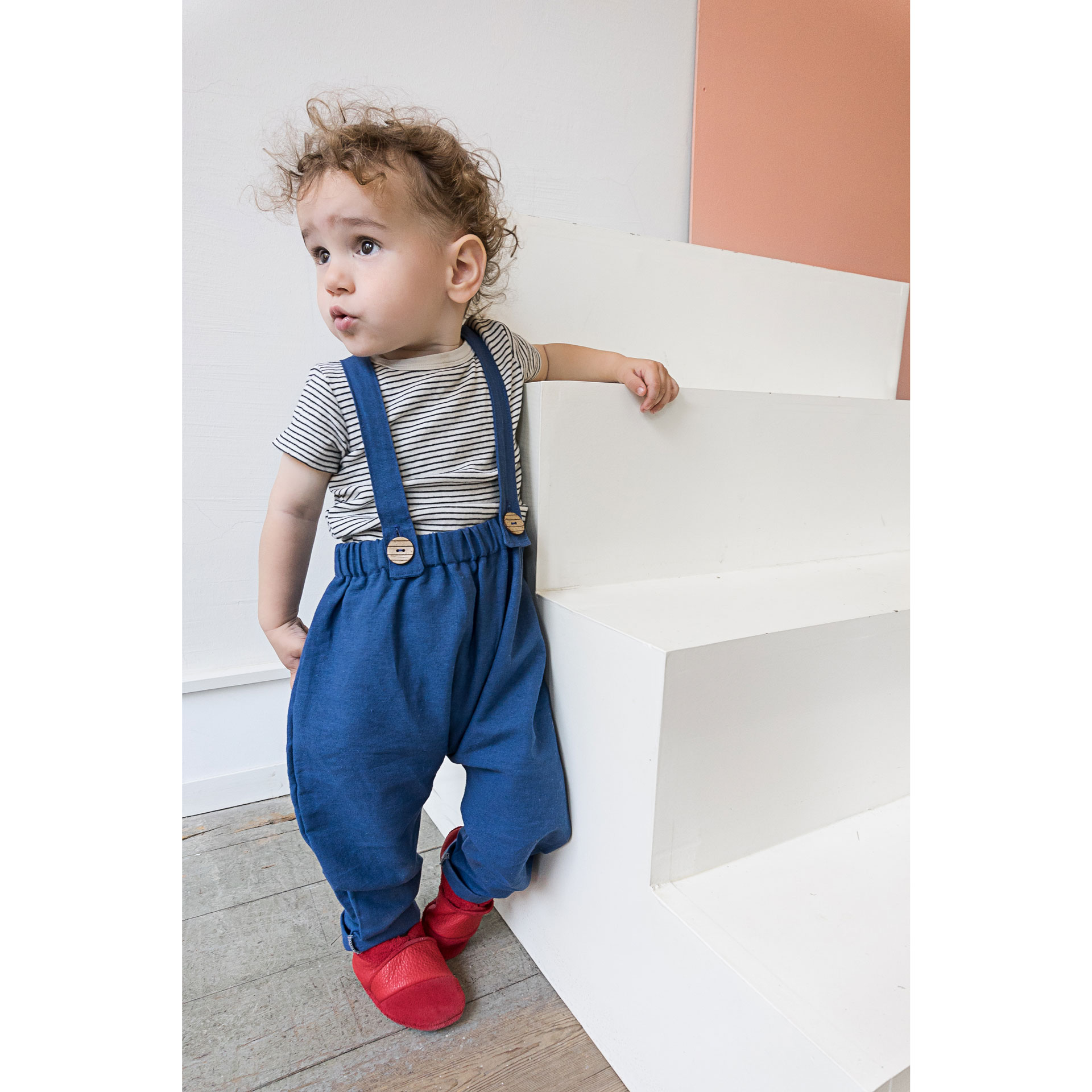 Kind trägt Lauflernschuhe in der Farbe Rot.