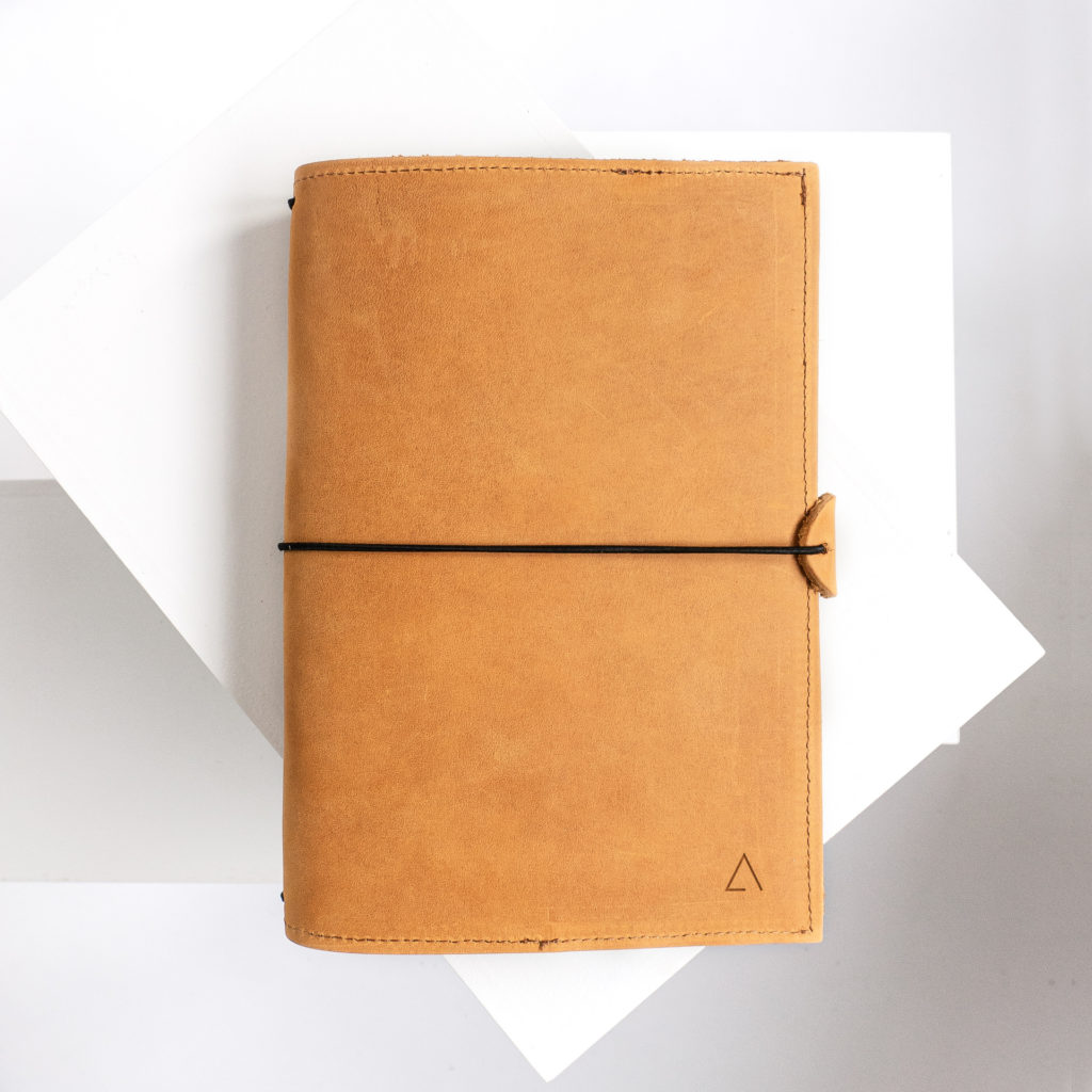 Notizbuchhülle NOA A5 in der Farbe Cognac.