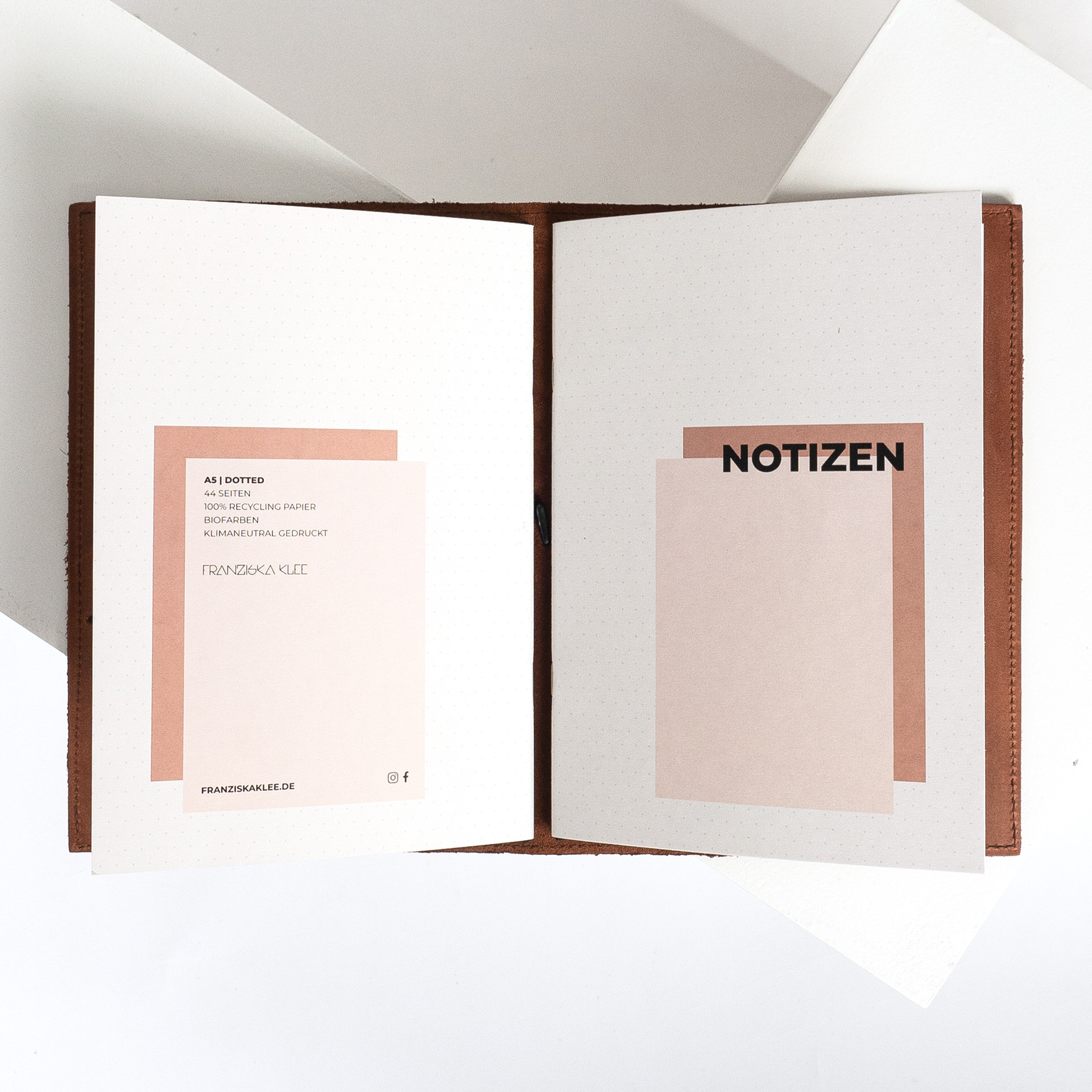 Notizbuchhülle NOA A5 in der Farbe Dunkelbraun mit Notizheften.