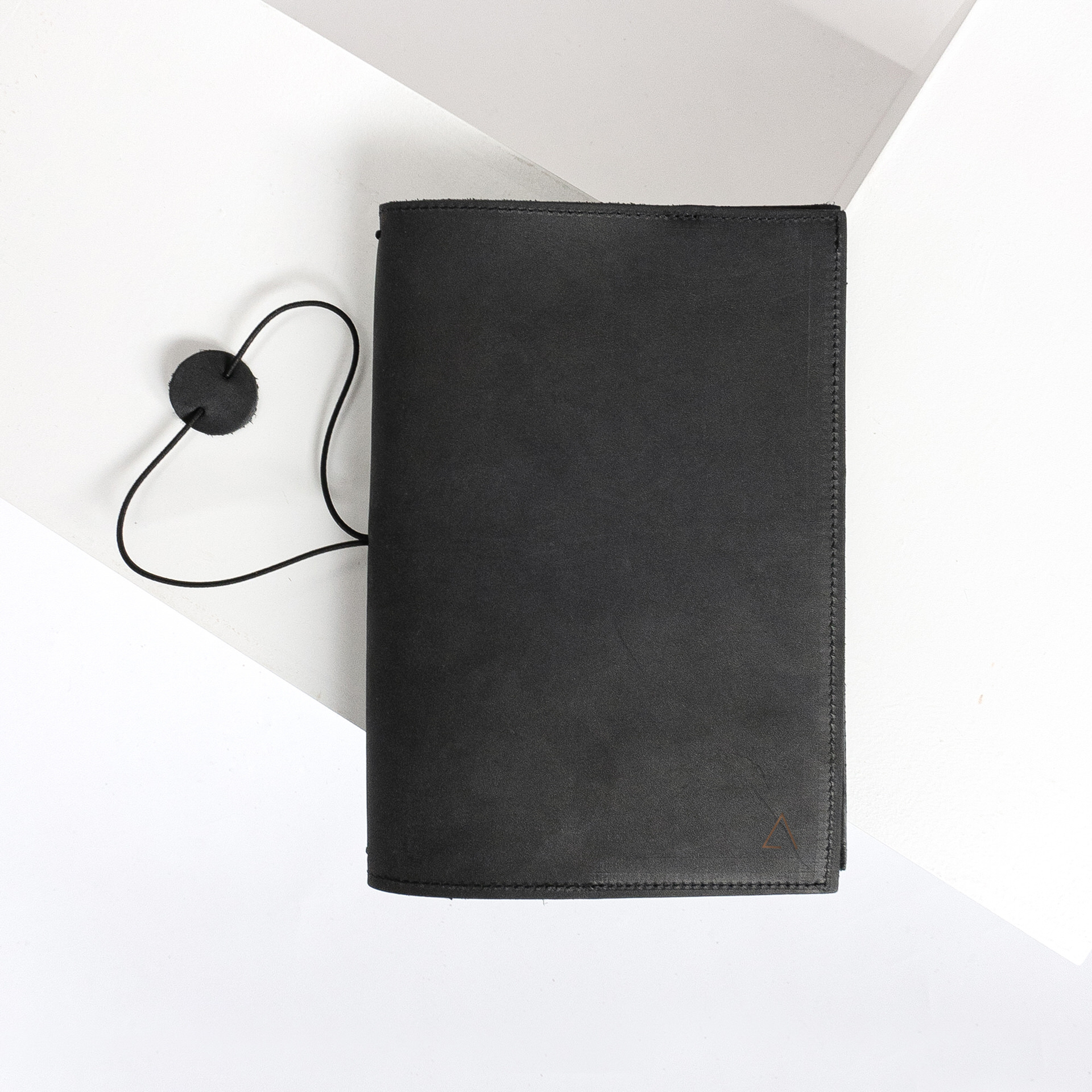 Notizbuchhülle NOA A5 in der Farbe Kohle.