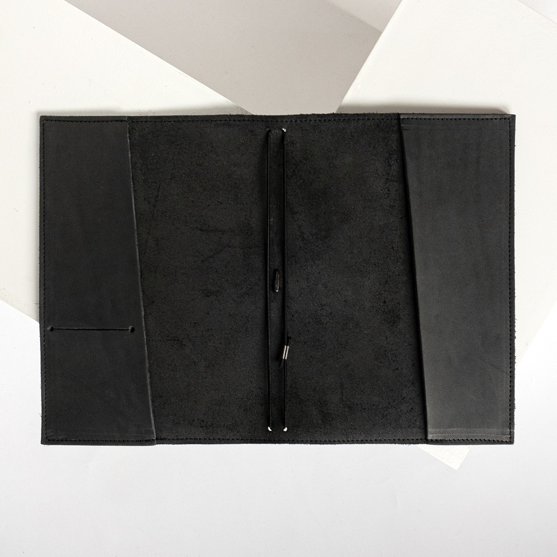 Notizbuchhülle NOA bietet Platz für bis zu vier Notizhefte und Visitenkarten.