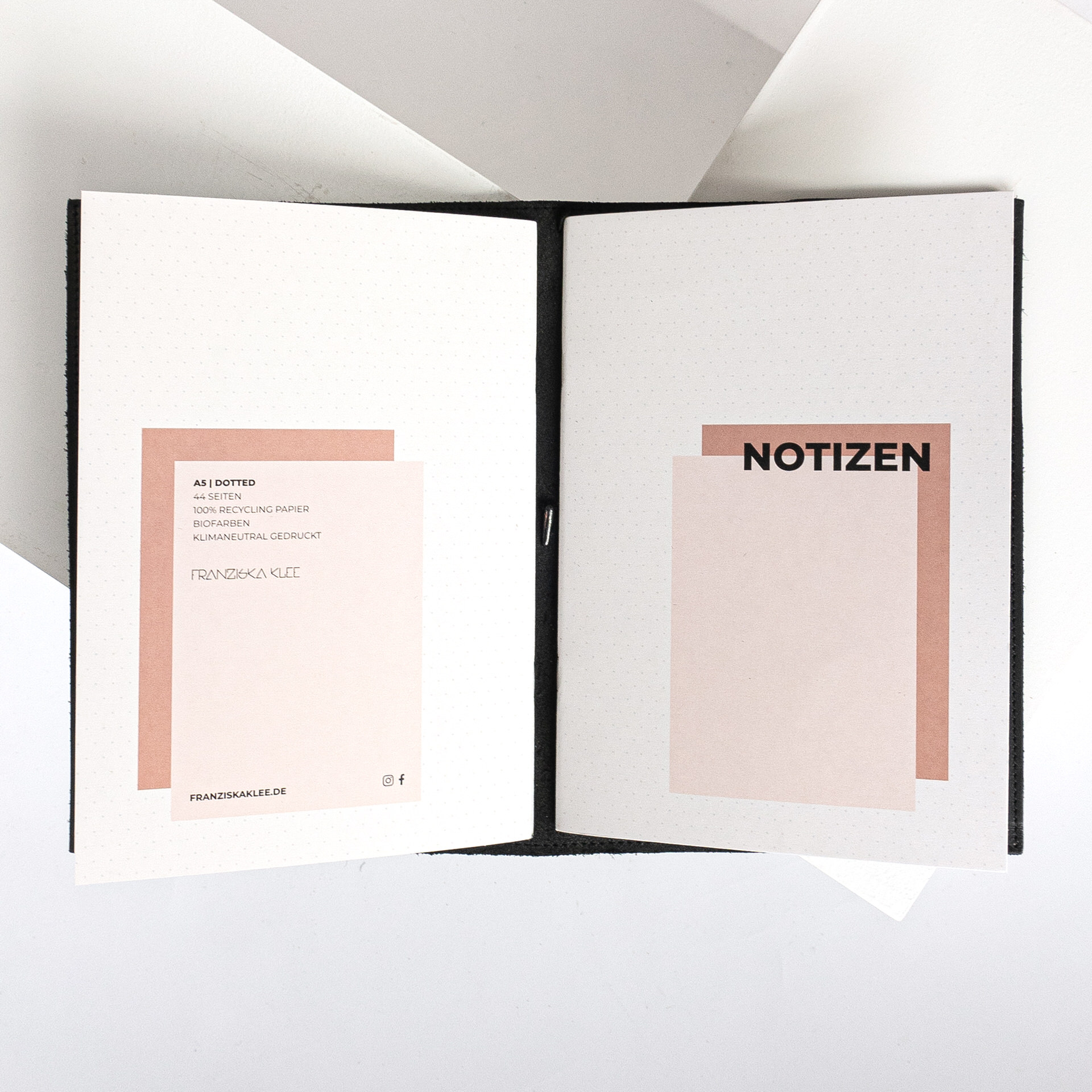 Notizbuchhülle NOA A5 in der Farbe Kohle mit Notizheften.