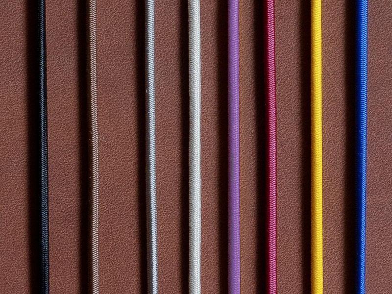 Beispiel wie unsere Verschlussbänder auf dem Leder aussehen