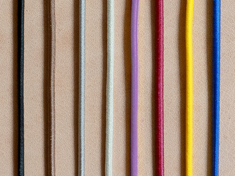 Beispiel wie unsere Verschlussbänder auf dem Leder aussehen