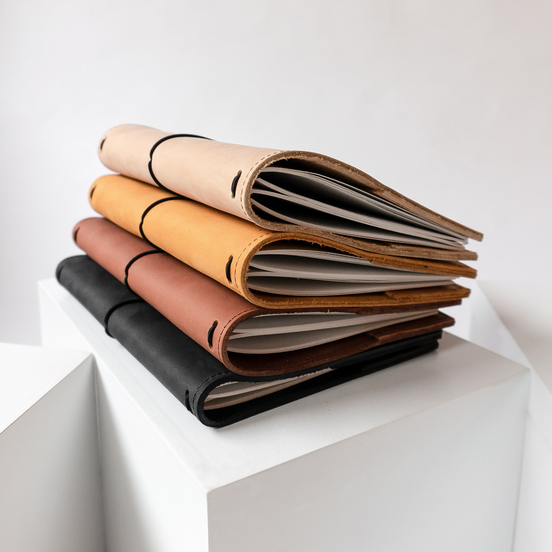 Notizbuchhüllen NOA A5 in den Farben Hellbraun, Cognac, Dunkelbraun und Kohle.