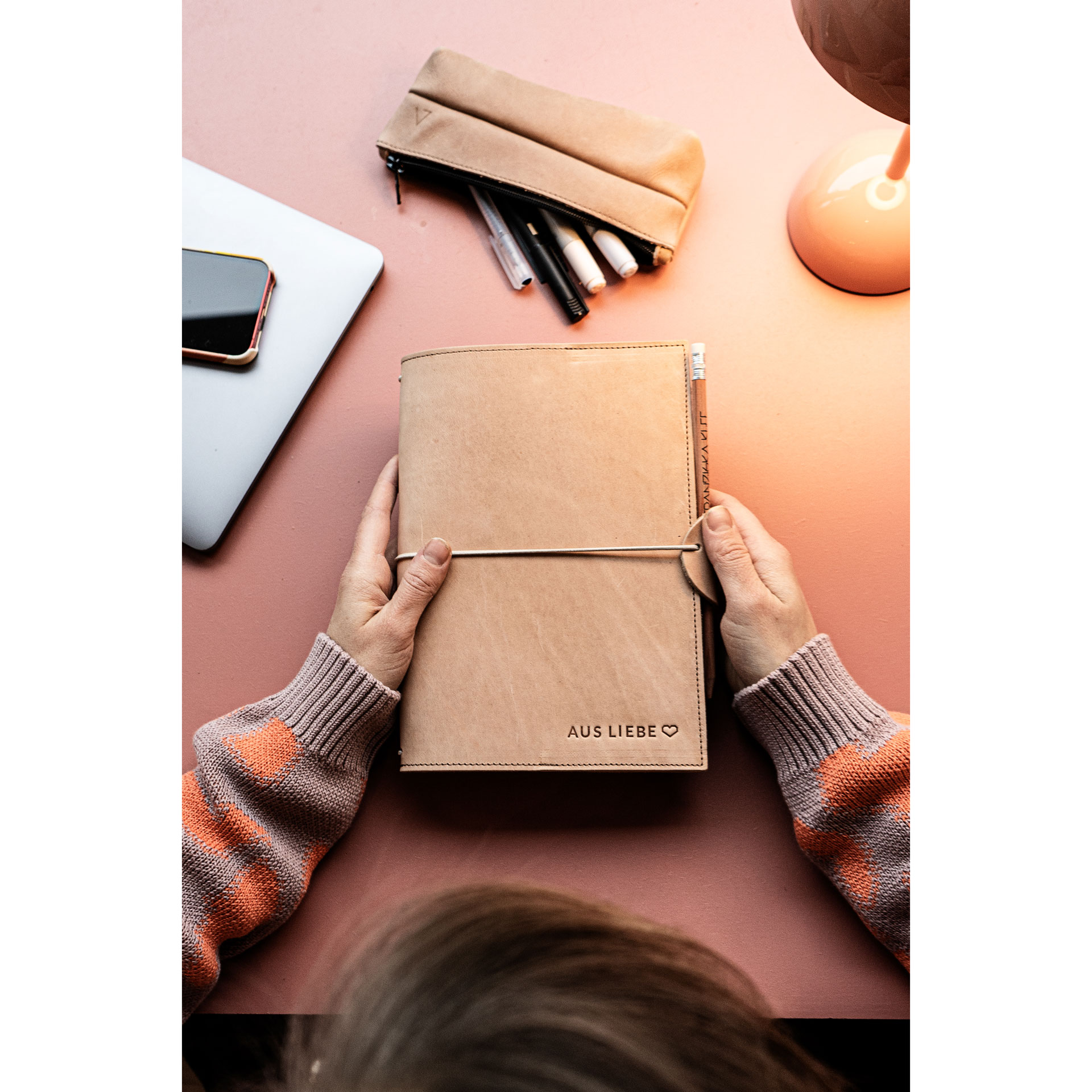 Notizbuchhülle NOA A5 in der Farbe Hellbraun mit Prägung in Natur und Band in Rot.