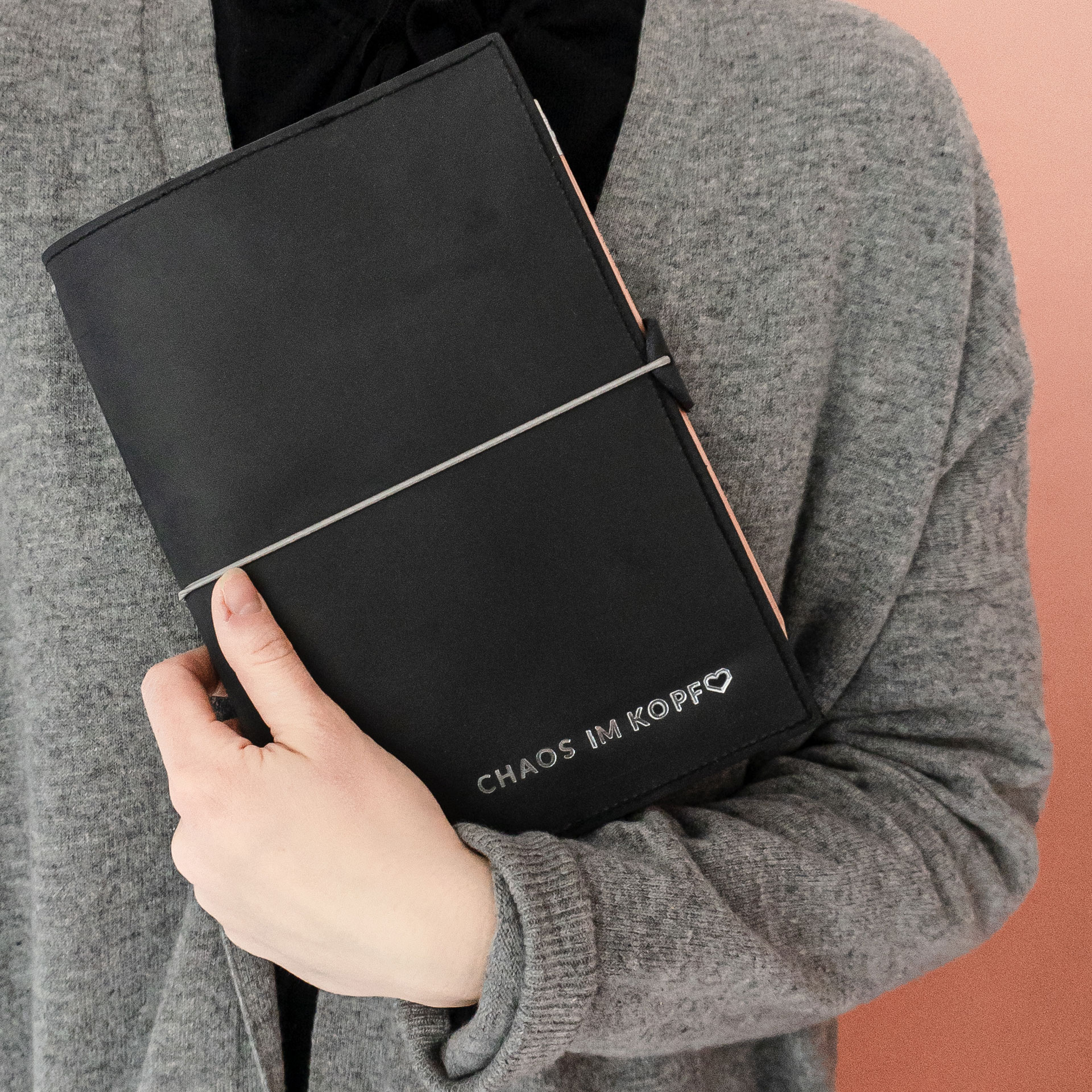Notizbuchhülle NOA A5 in der Farbe Kohle mit silberner Prägung und Band in Grau.