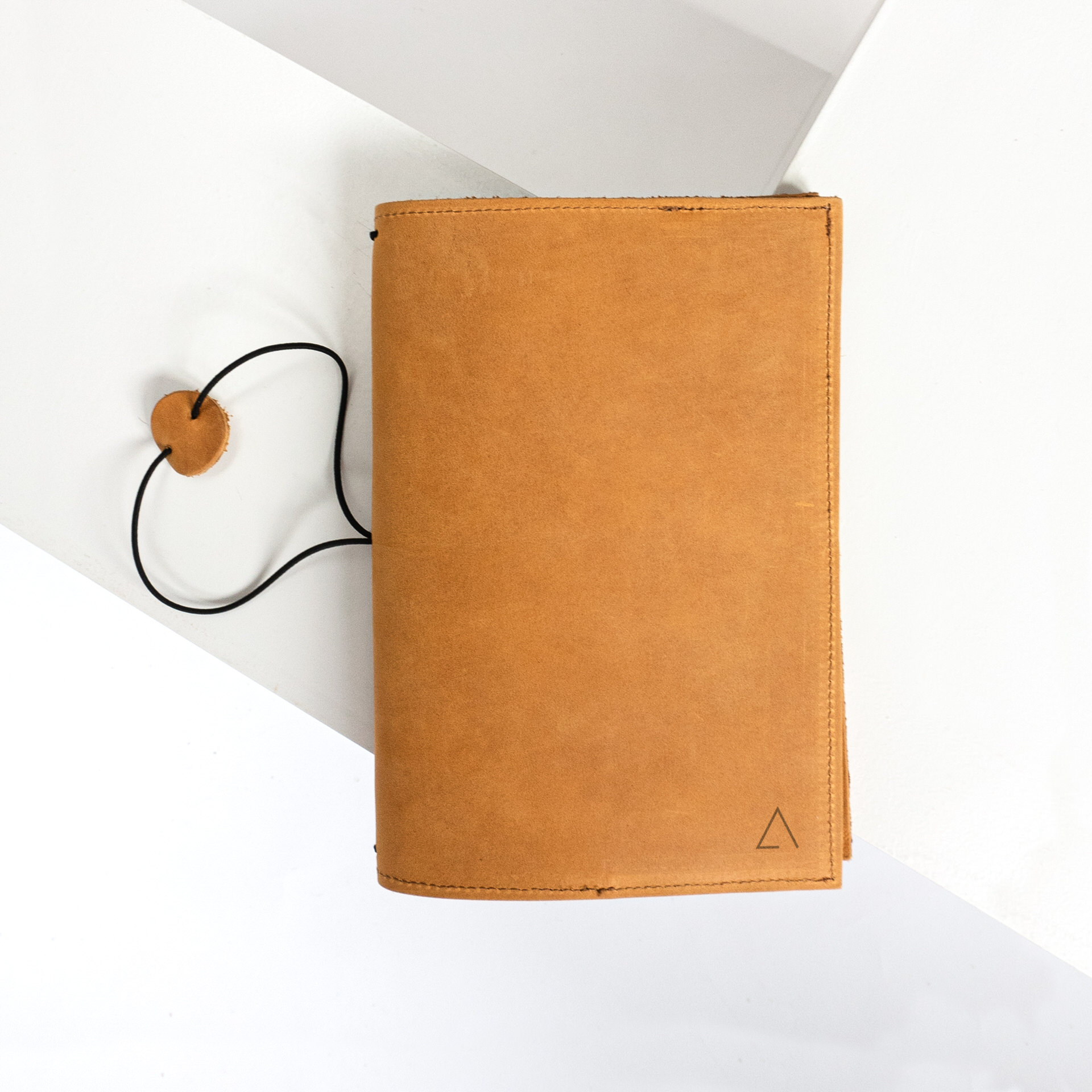Notizbuchhülle NOA A6 in der Farbe Cognac.