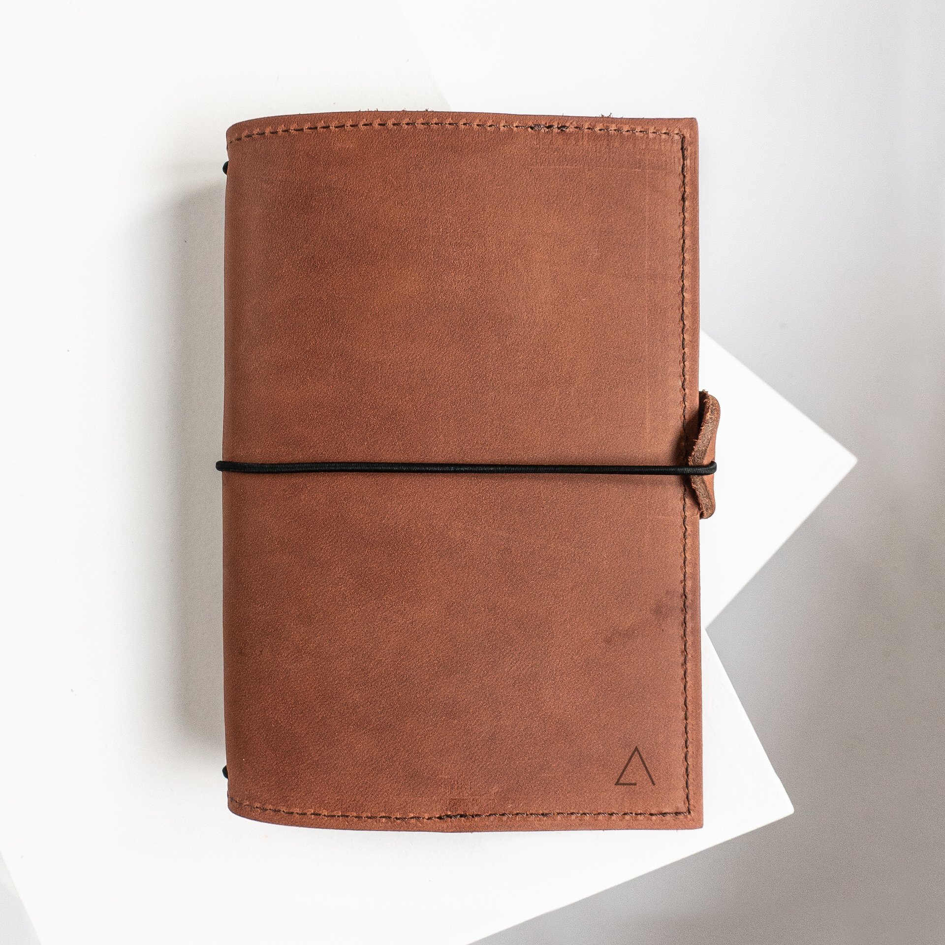 Notizbuchhülle NOA A6 in der Farbe Dunkelbraun.