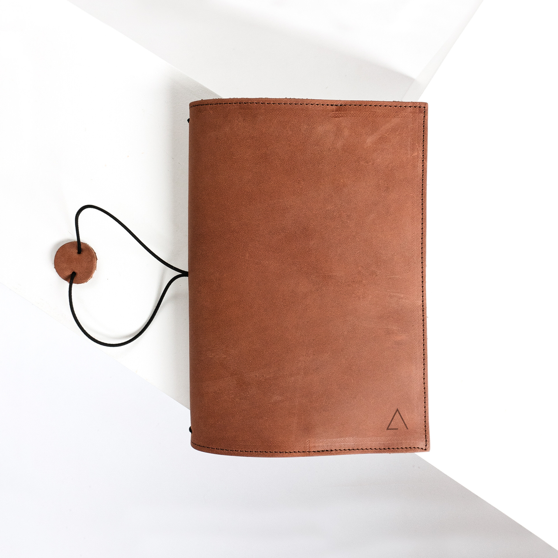 Notizbuchhülle NOA A6 in der Farbe Dunkelbraun.