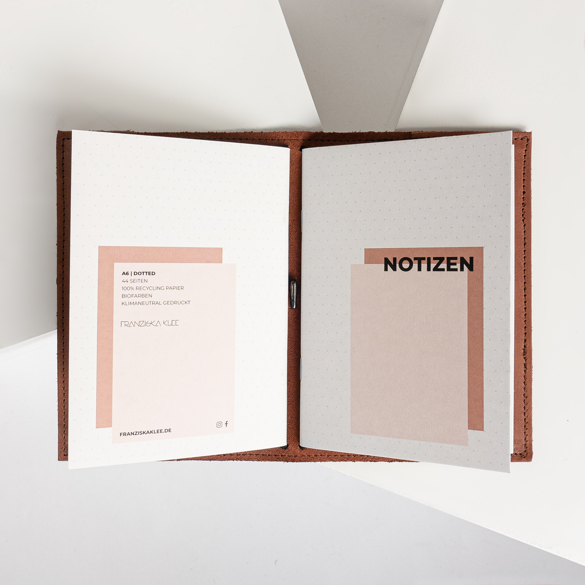 Notizbuchhülle NOA A6 in der Farbe Dunkelbraun mit Notizheften.