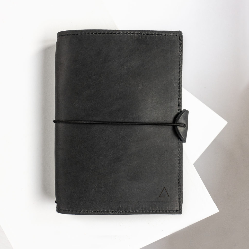 Notizbuchhülle NOA A6 in der Farbe Kohle.